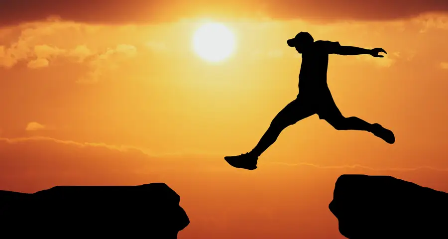 persona dando un salto