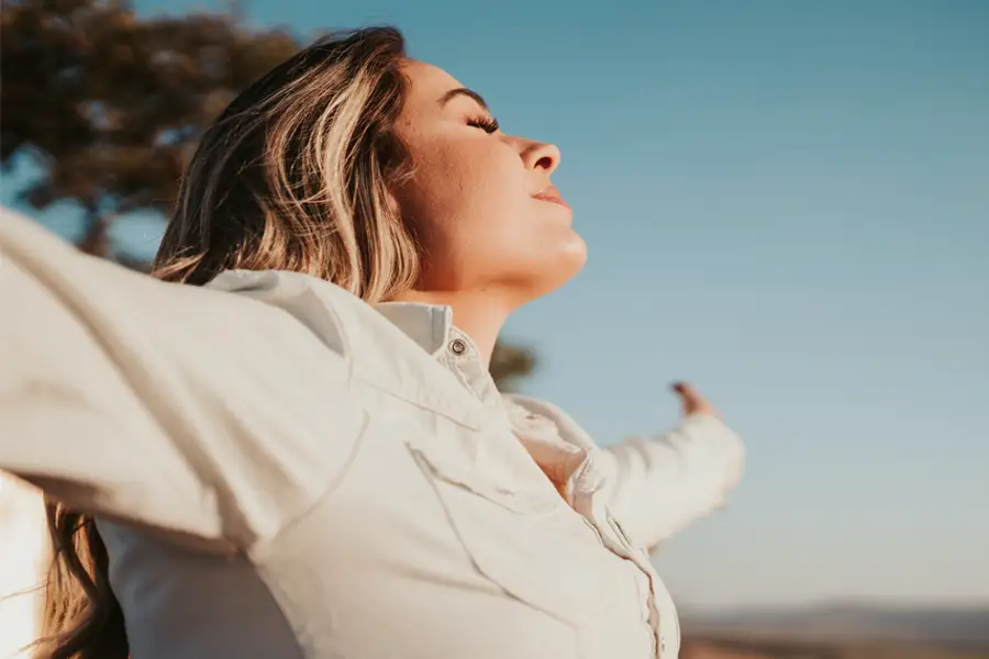 mujer respirando con actitud serena